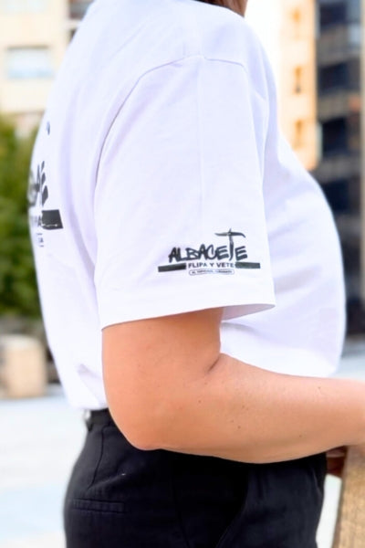 Camiseta Premium Blanca Insignia negra trasera y en manga